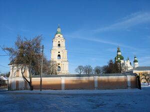 западная стена с северо-западной башней, справа ворота