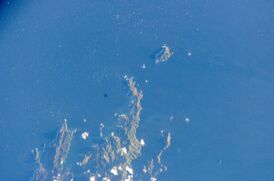 Космический снимок островов Д’Юрвиль и Стивенс (крайний сверху)