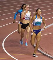 Катарина Джонсон-Томпсон лидирует в забеге на 800 метров