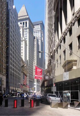 Центральная часть улицы; левее от центра снимка — здание фондовой биржи