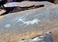 „Танцующая антилопа Куду“ рядом с абстрактными рисунками