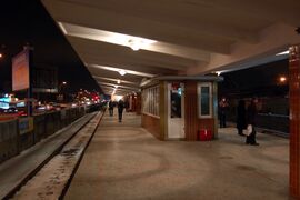 Станция «Дарница» зимним вечером.