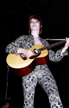 Дэвид Боуи в образе Зигги Стардаста, во время первого этапа турне Ziggy Stardust Tour