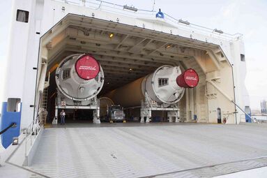 Универсальные ракетные модули Дельта IV доставляются на борту корабля Delta Mariner.