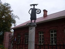 Детский музей. Скульптурная композиция «Школьница с часами» (скульптор П. Войницкий)