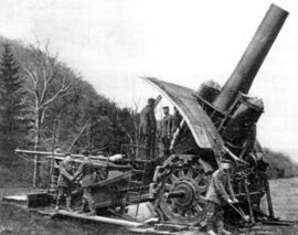 Один из первых образцов орудия «Большая Берта», готовый к стрельбе.