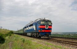 ТЭП70-0318 в синей окраске с белой полосой ведёт поезд под Белой Калитвой