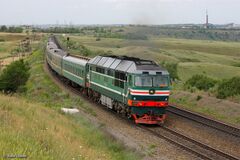 ТЭП70-0338 в зелёной окраске ведёт поезд под Белой Калитвой