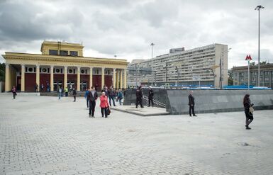 Северный вестибюль (слева) и вход на станцию Большой кольцевой линии «Петровский парк»