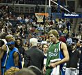 Дирк Новицки (в зелёном), Даллас Маверикс — тяжёлый форвард, чемпион НБА и финала MVP 2011 года