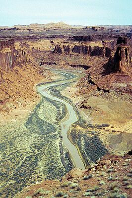 Центр плато Колорадо. Устойчивый к эрозии песчаник мезозойского периода образовал серию вытянутых утёсов