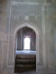 Южный вход в зал с лапидарной надписью над ней (Коран, Сура 10, стихи 26 и 27)