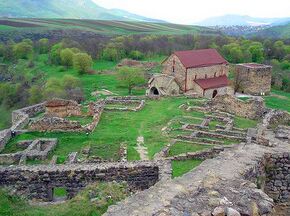 Руины Дманисской крепости и церковь