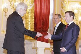 Жан де Глиниасти вручает верительные грамоты президенту России Дмитрию Медведеву в мае 2009 года