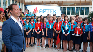 Dmitry Medvedev in Artek (2015-06-16) 11.png