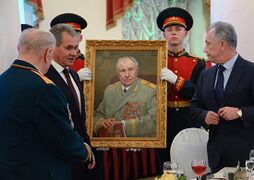Министр обороны РФ Сергей Шойгу вручает Маршалу Советского Союза Дмитрию Язову его портрет, написанный в Студии. 2014 год