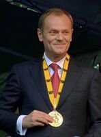 Дональд Туск получает Премию Карла Великого, 13 мая 2010 года