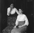 Фотография двух женщин, 1901 год