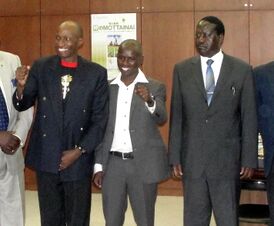 Слева направо: Дуглас Вакиихури, Самуэль Ванджиру, Раила Одинга
