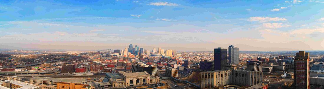Панорамный вид на центр города. Крупное тёмно-синее здание в центре — One Kansas City Place, самое высокое здание города и штата.