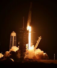 Старт ракеты-носителя Falcon 9 с кораблем