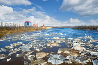 Ледоход на р. Седэ-Яха (вид на северный район города)