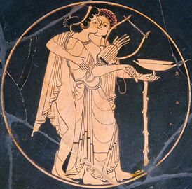 музыкант, поддерживающий пьяную участницу пира изображение на античной вазе