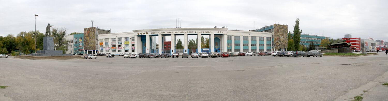 Площадь имени Ф. Э. Дзержинского. Слева направо: Памятник Дзержинскому, проходные тракторного завода, памятник танку Т-34