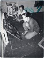 Тимур Новиков (на переднем плане) и Евгений Козлов в галерее «АССА» в 1984 г. Фото из архива Е. Козлова. Фотограф неизвестен.