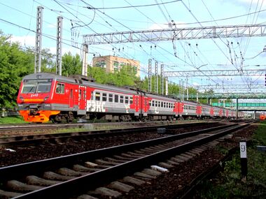 ЭД4М-0465 в серо-красной совмещённой окраске РЖД-РЭКС