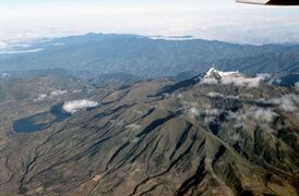 Вулкан Котакачи (справа) и кальдера Куикоча (слева) с воздуха