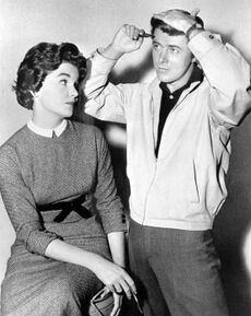 Сью Рэндолл с Эддом Байрнсом  (англ.) (рус. в апреле 1964 года
