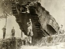 Английский танк, готовый пересечь траншею, 1917 год
