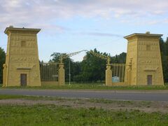 В лицейскую пору Пушкина Египетских ворот в Царском Селе (1827–1830 гг.) ещё не существовало, но именно они стали для него воротами в Петербург, когда поэт поселился здесь вновь в 1831 году