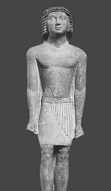Статуя Рамаата, чиновника из Гизе, в плиссированом схенти, около 2250 до н. э. Левый край схенти скруглён, сам схенти поддерживается поясом, застёгнутым пряжкой