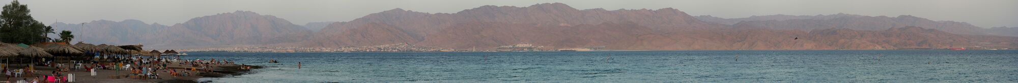 Панорамный вид Красного моря со стороны Эйлата (с Эйлатским (Акабским) заливом на заднем плане)