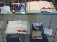 Два официальных экземпляра договора в экспозиции архива Министерства иностранных дел в Берлине