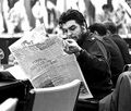 Че Гевара, читающий газету (1961).