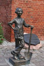 Памятник юному пекарю — легендарному защитнику города от тевтонских рыцарей