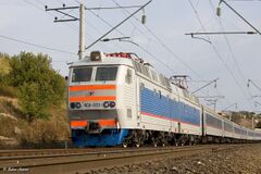 ЧС8-033 с поездом «Тихий Дон» в фирменной бело-синей окраске этого поезда