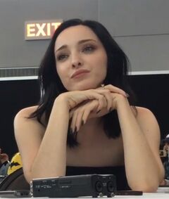 Эмма Дюмон на New York Comic Con в 2017 году