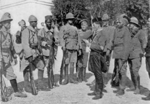 Войска Антанты. Слева направо: солдаты из Индокитая, Франции, Сенегала, Британии, Российской империи, Италии, Сербии, Греции и Индии.