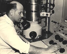 Янис Эренпрейс в своей лаборатории, 1980-е годы