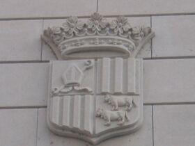 Герб Андорры на стене резиденции епископа Урхеля