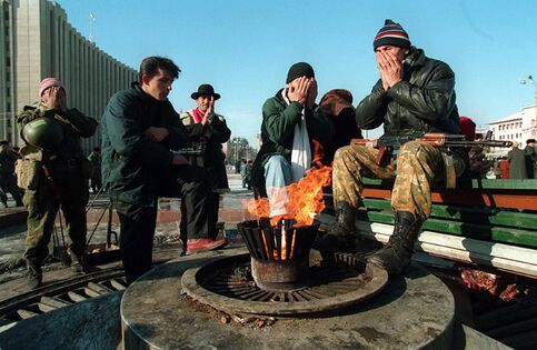 Боевики Дудаева у Огня вечной славы на фоне Президентского Дворца в декабре 1994 года