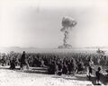 Солдаты наблюдают ядерный взрыв на полигоне в Неваде.