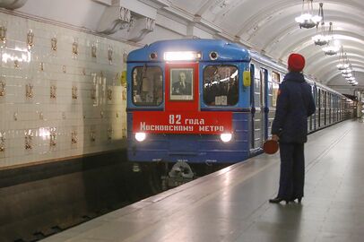 Дежурная по станции встречает поезд Еж-3. Виден жезл со стороны красного (запрещающего) сигнала.