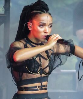 Выступление FKA twigs в 2015 году