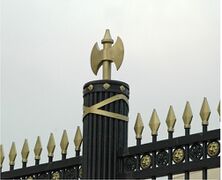 Фасции на столбах ограды Александровского сада, Москва, Кремль