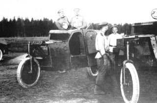 Пулемётные бронеавтомобили Филатова («Трёхколёски») на полигонных испытаниях. 1916 год.